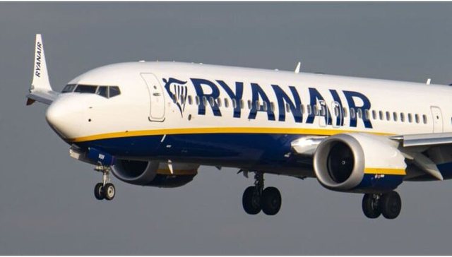 Alarm zjarri në avionin e Ryanair, 18 të plagosur pas hedhjes nga daljet e emergjencës