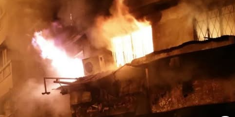 Babai rr*hte nënën, 15-vjeçarja e dj*g të gj*llë dhe i vë flakën shtëpisë