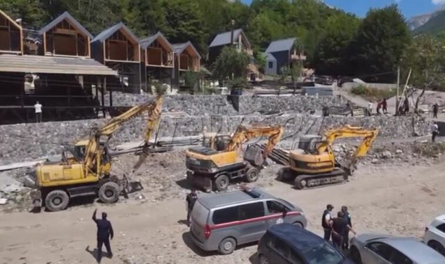 E rende! Mori pjese ne pr*shjen e shtepive ne THETH! I vihet kurore me lule ne shtepi drejtorit te IKMT SHKODER