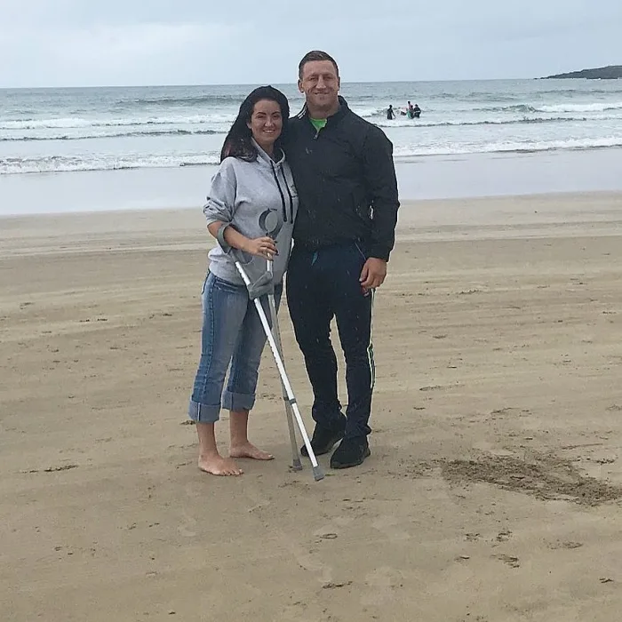 Riona Kelly posing with her boyfriend Keith Mason on the beach