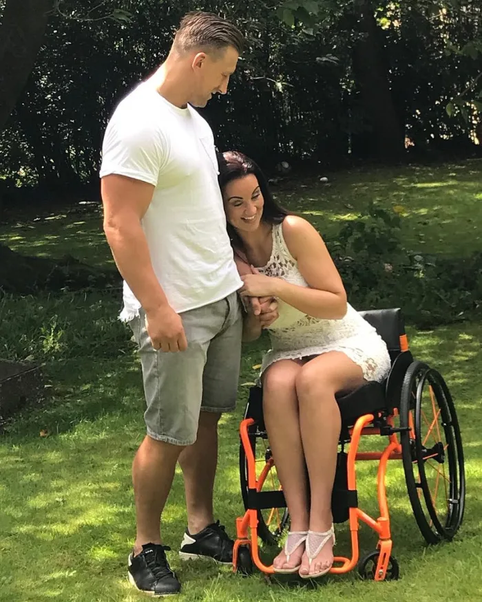 Riona Kelly in a wheelchair posing with her boyfriend Keith Mason